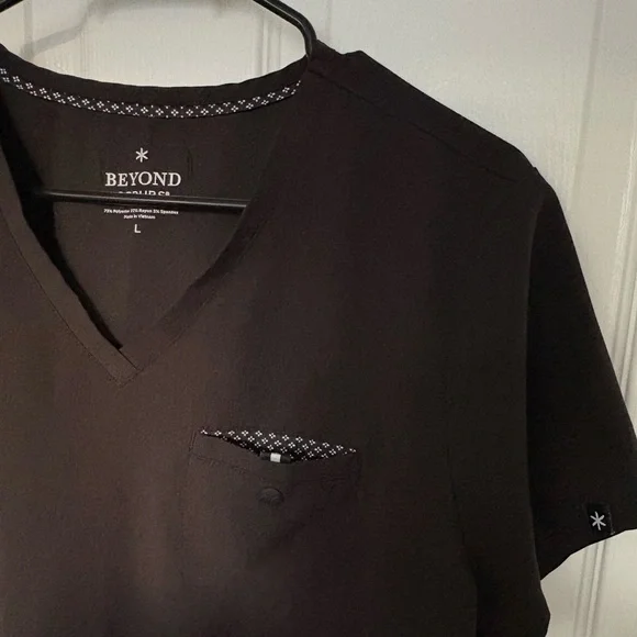 Beyond Scrubs Set - Women’s Black V-Neck Scrub Top Large and Drawstring Pant Med - Picture 5 of 12